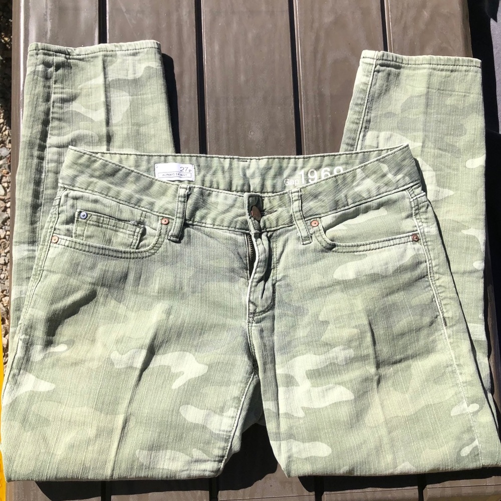 Womenโs Camo Jeans